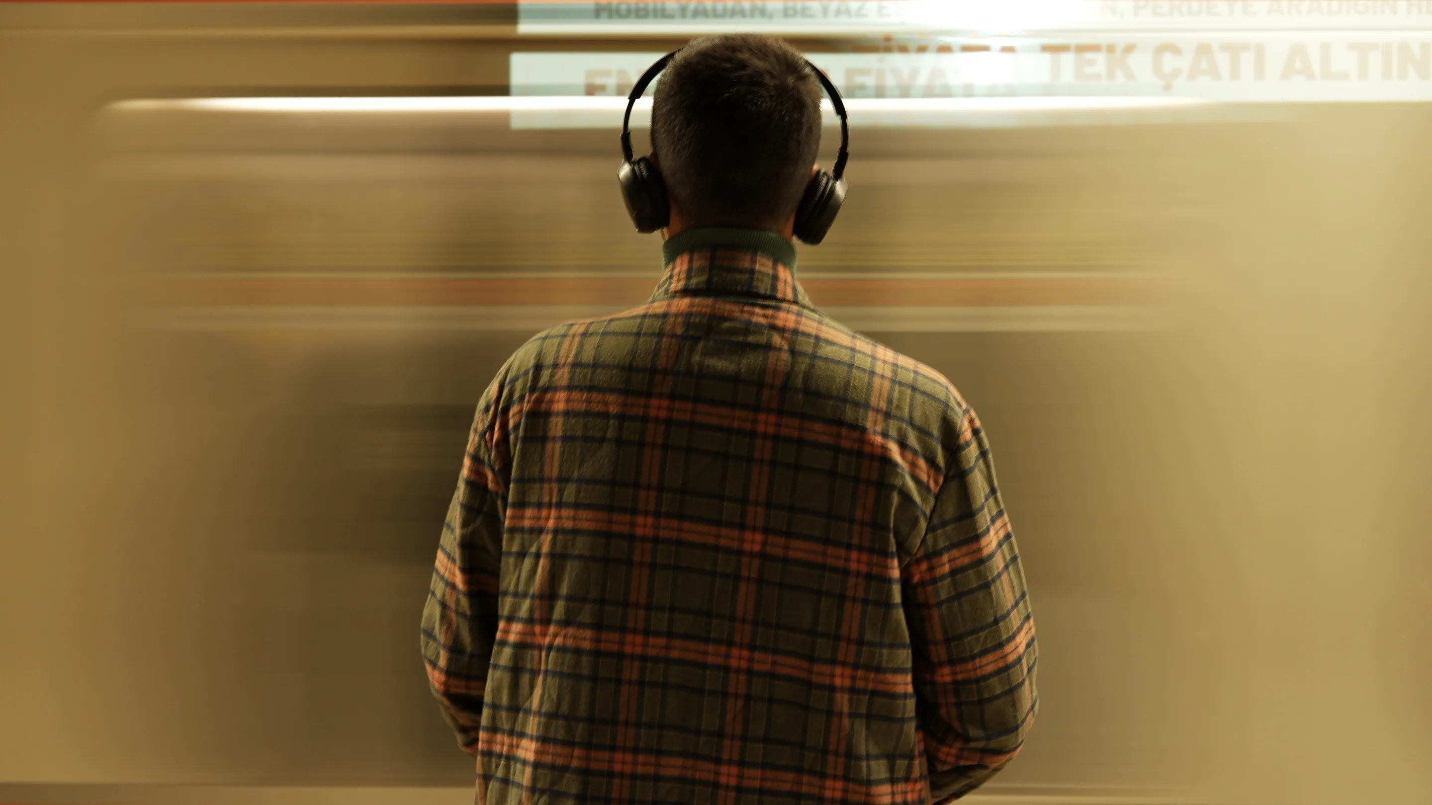 Pessoa com fone de ouvido