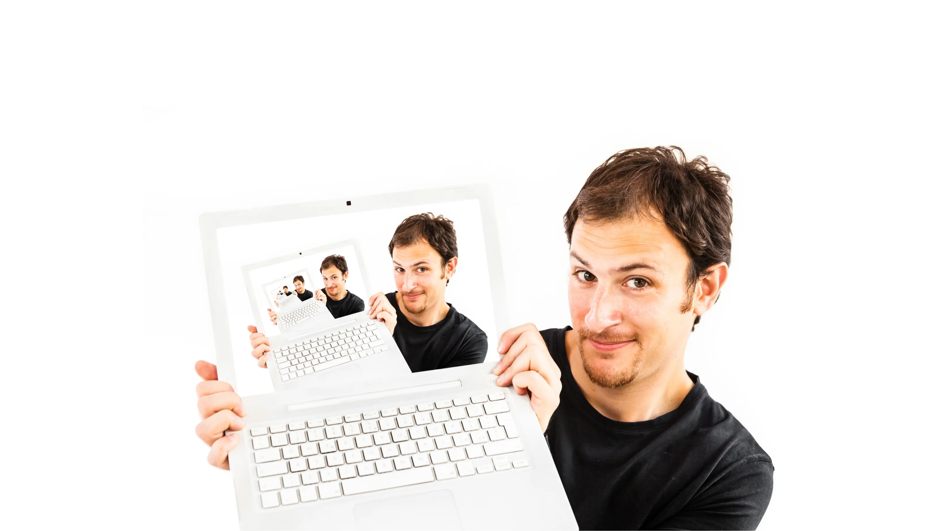 Homem segurando laptop branco com a tela mostrando recursivamente a mesma imagem, representando a janela infinita no terminal Linux com múltiplas instâncias em sequência