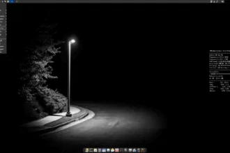 Screenshot do desktop do 4MLinux 49.0 STABLE com menu JWM aberto, conky exibindo informações do sistema e dock de aplicativos na parte inferior