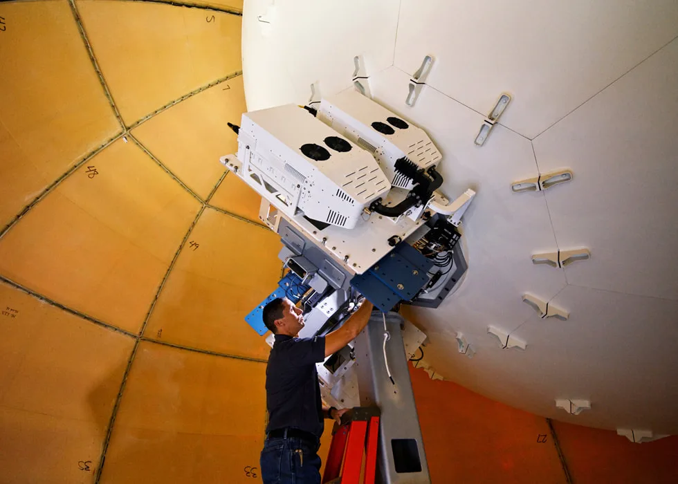 NT65EHFf amf emergency sos via satellite worker on ladder big jpg large