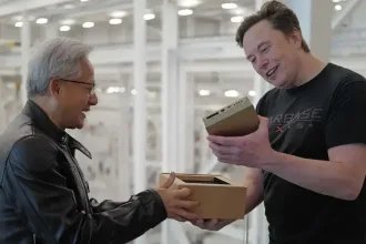Jensen Huang entrega PCs DGX Spark a Elon Musk e Sam Altman
