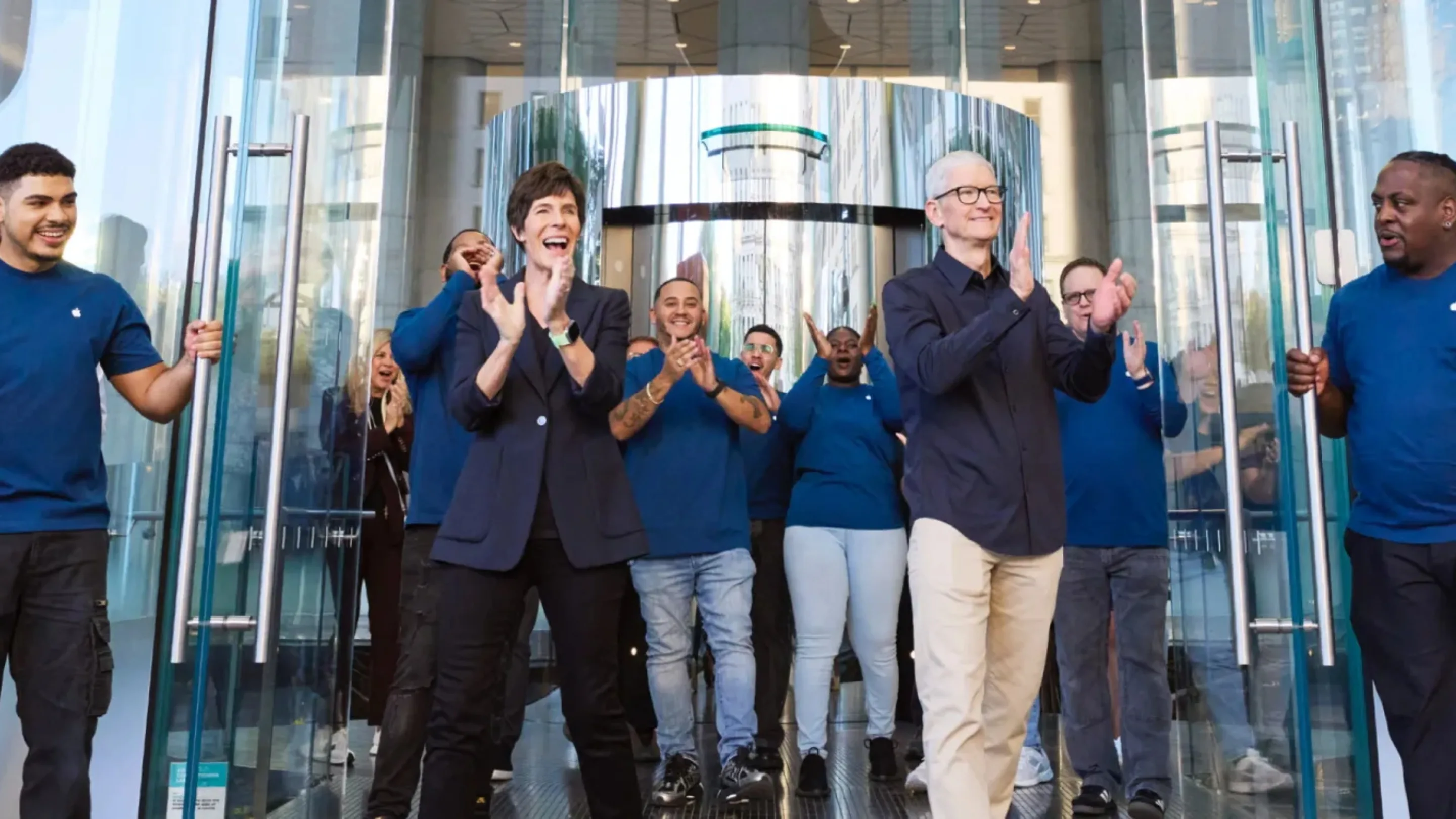 Vendas do iPhone 17 levam Apple a recorde histórico; entenda 2 Tim Cook em frente a loja Apple