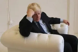Boris Johnson se declara apaixonado por ChatGPT e suas revelações intrigam
