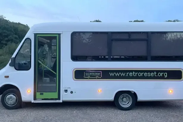 Transforme um ônibus escolar em um museu móvel de computação retro