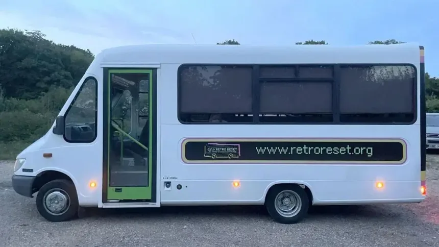 Transforme um ônibus escolar em um museu móvel de computação retro