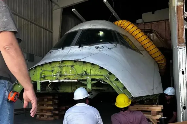 Entusiastas constroem cockpit do Boeing 747 para simulador de voo