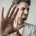 Organizações de ajuda são criticadas por usar ‘pobreza pornográfica’ gerada por IA