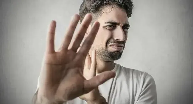 Organizações de ajuda são criticadas por usar ‘pobreza pornográfica’ gerada por IA