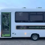 Transforme um ônibus escolar em um museu móvel de computação retro