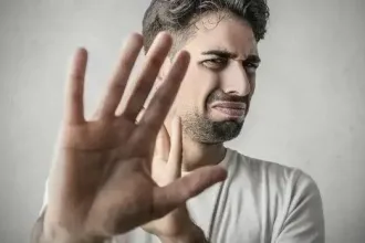 Organizações de ajuda são criticadas por usar ‘pobreza pornográfica’ gerada por IA