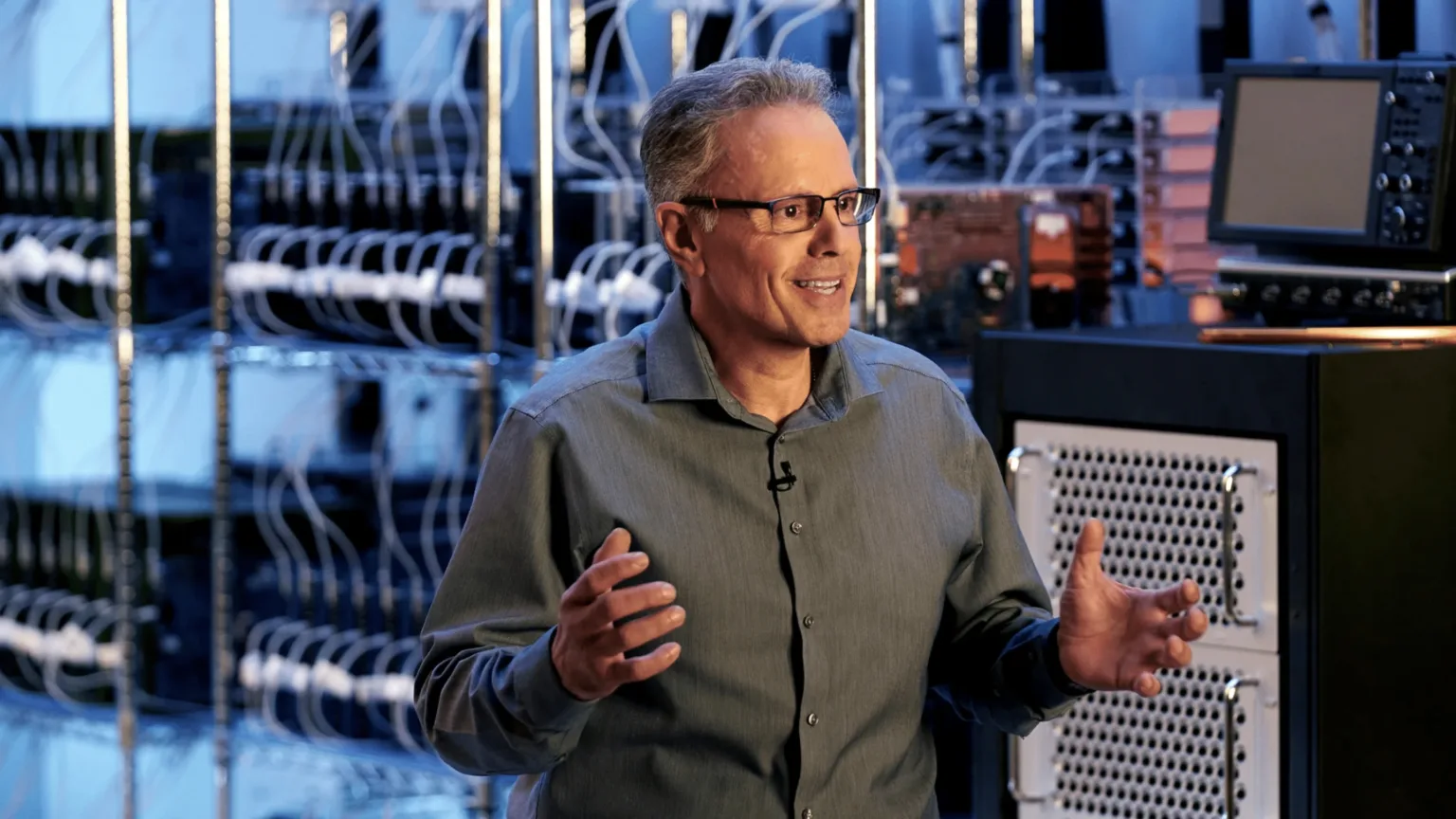 9XoIJFAi saida johny srouji apple silicon ia 2