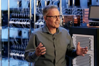 9XoIJFAi saida johny srouji apple silicon ia 2