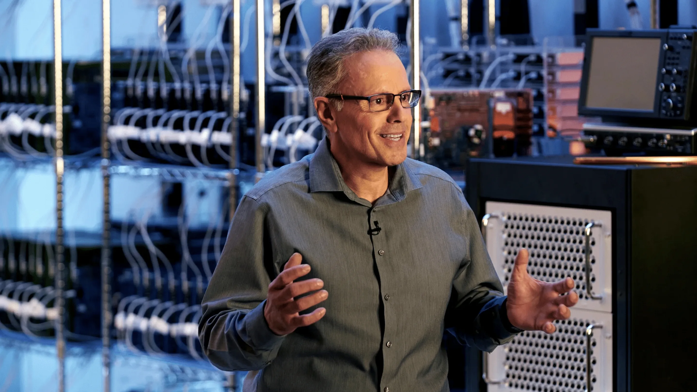 9XoIJFAi saida johny srouji apple silicon ia 2