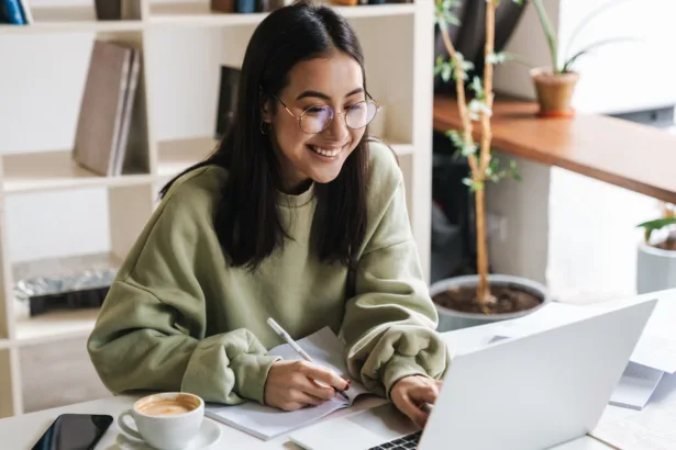 Estudante utilizando inteligência artificial para resumir, parafrasear e revisar trabalhos acadêmicos com apoio do JustDone AI