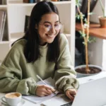 Estudante utilizando inteligência artificial para resumir, parafrasear e revisar trabalhos acadêmicos com apoio do JustDone AI