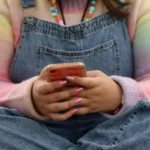 Austrália proíbe redes sociais para menores de 16 anos em nova lei