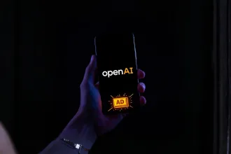Mão segurando um smartphone em modo escuro com o logo da OpenAI e um selo “AD” em amarelo na tela