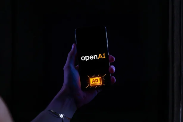 Mão segurando um smartphone em modo escuro com o logo da OpenAI e um selo “AD” em amarelo na tela