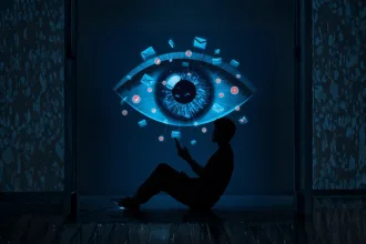 Silhueta usando o celular sob um olho digital gigante que monitora e-mails e notificações, simbolizando vigilância e perda de privacidade com IA.
