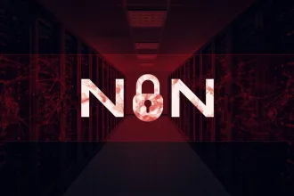 Logo do n8n em um ambiente de servidor com alerta vermelho e um cadeado digital aberto simbolizando falha crítica.