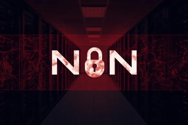 Logo do n8n em um ambiente de servidor com alerta vermelho e um cadeado digital aberto simbolizando falha crítica.