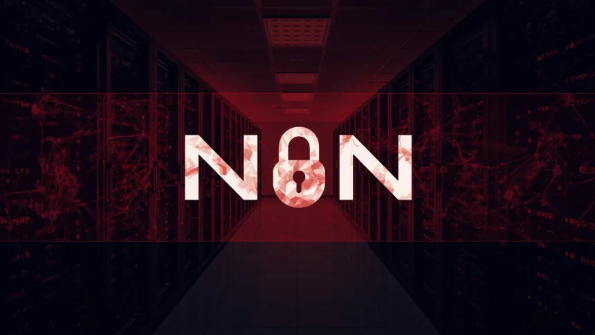 Logo do n8n em um ambiente de servidor com alerta vermelho e um cadeado digital aberto simbolizando falha crítica.