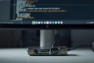 Raspberry Pi 5 rodando Devuan 6 Excalibur em modo terminal com configuração inicial