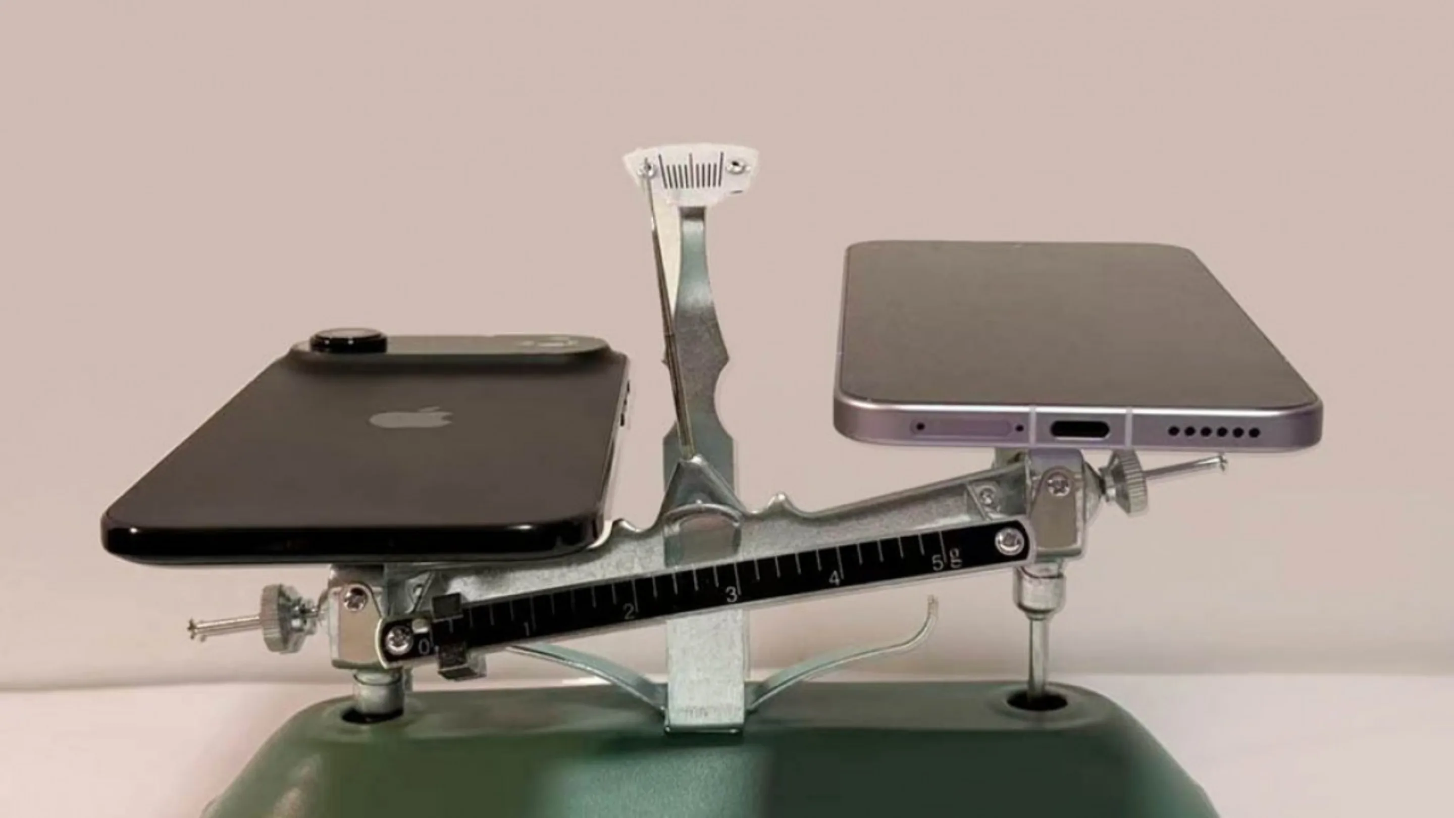 iPhone Air (esquerda) e Honor Magic 8 Air (direita)