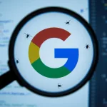 Logotipo do Google sendo analisado por uma lupa digital, simbolizando a correção de alucinações em respostas de IA na Busca.