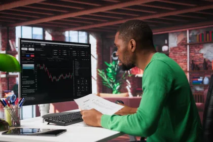 8MQ5n1oS american man using pc purchase sell stocks