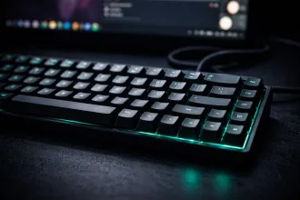 teclado gamer compacto com tecla ç e alt direito em destaque, representando correção de layout abnt2 no ubuntu 24.04