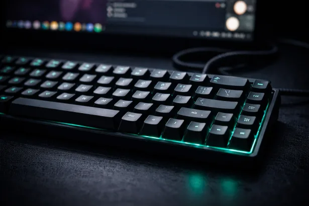 teclado gamer compacto com tecla ç e alt direito em destaque, representando correção de layout abnt2 no ubuntu 24.04