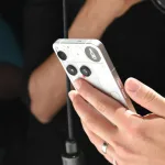 mao segura smartphone durante ensaio fotos