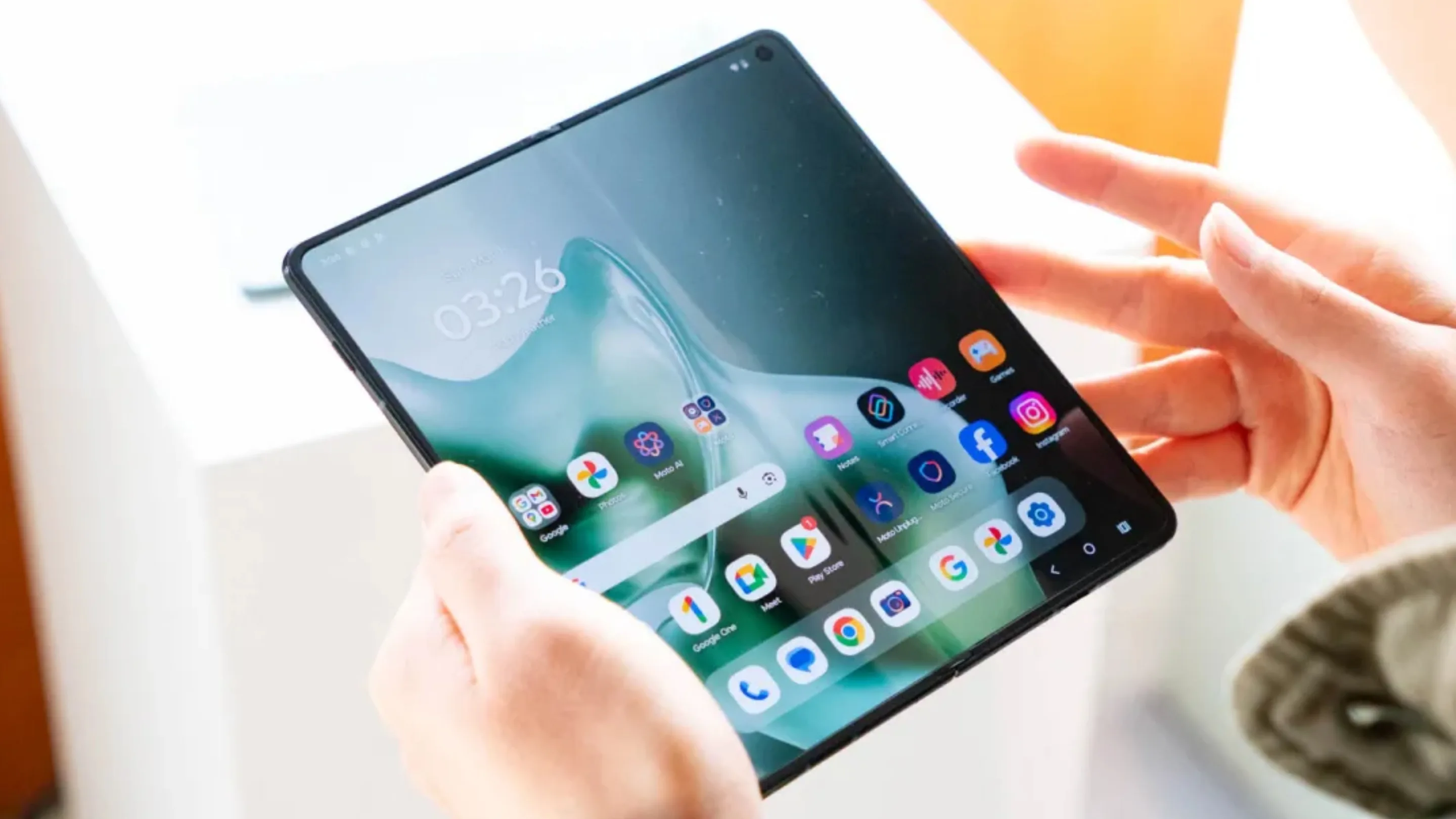 Motorola Razr Fold entra em pré-venda e desafia Samsung