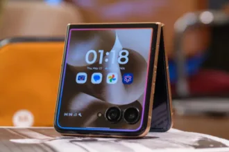 0mhmO8HA razr ultra 2026 vs 2025