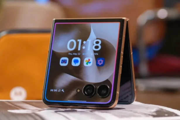 0mhmO8HA razr ultra 2026 vs 2025