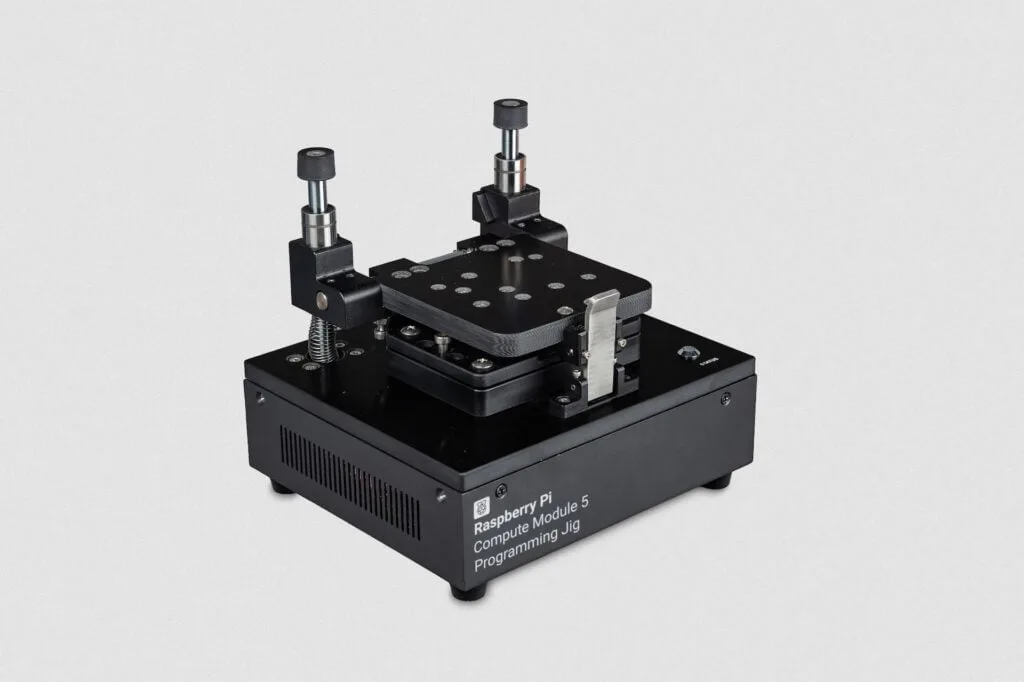 Raspberry Pi lança Programming Jig de US$ 600 para produção em massa do Compute Module 5 2 g2EgZVb4 programming jig hero 1024x682 1