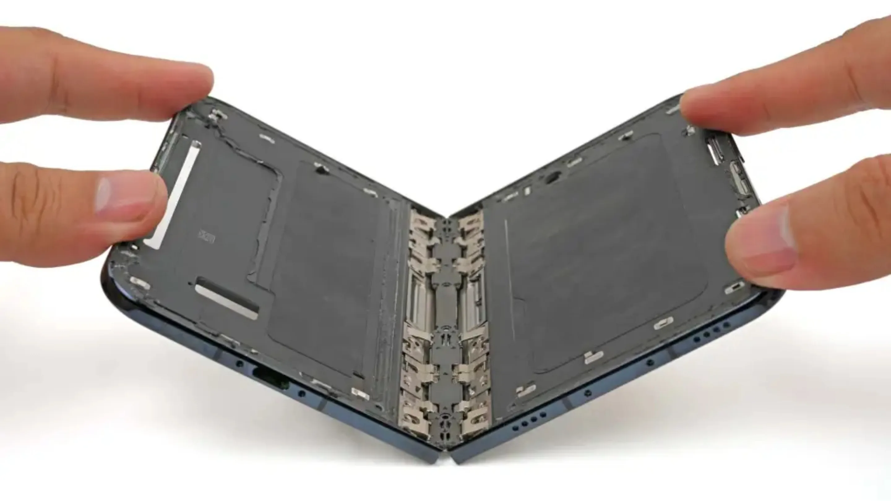 Desmontagem do iPhone Duo revela riscos na tela e reparabilidade