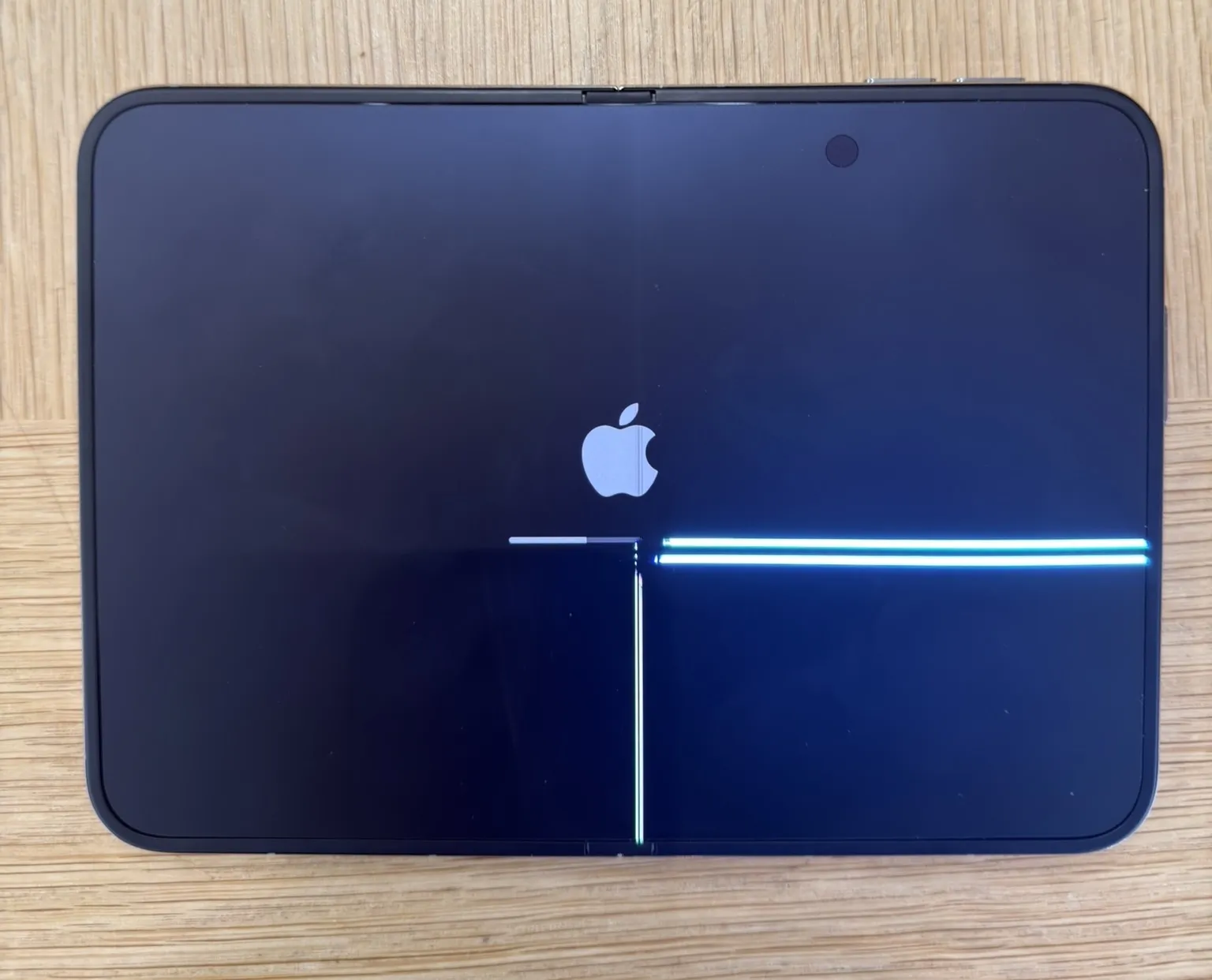 Tela do iPhone Duo quebra na dobradiça dias após lançamento